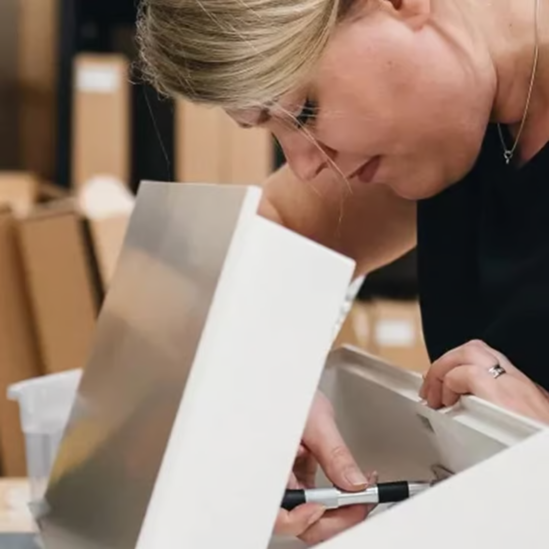 VaultShelf™ | Stilren Designerhylla med Hemligt Fack